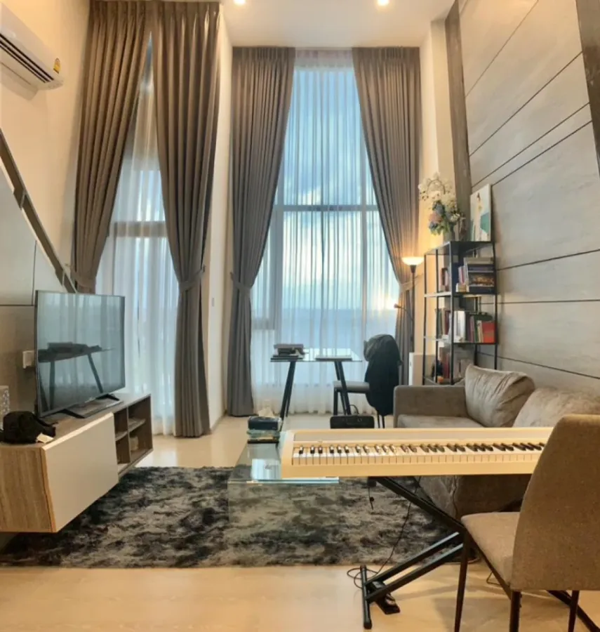 For sale or rent: Knightsbridge Phaholyothin-Interchange. A comfortable room with high ceilings and airy feel. Fully furnished. Don't miss out!