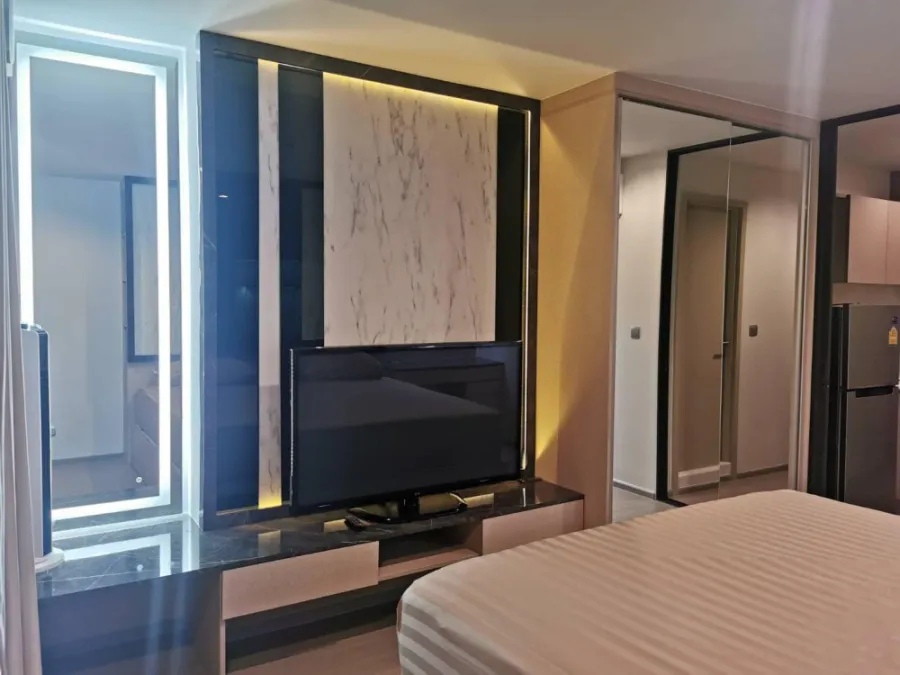For rent, Life Ladprao, 30th floor, highest, great city view. The built-in is too beautiful to resist the entire room. Good like this, reserve now.
