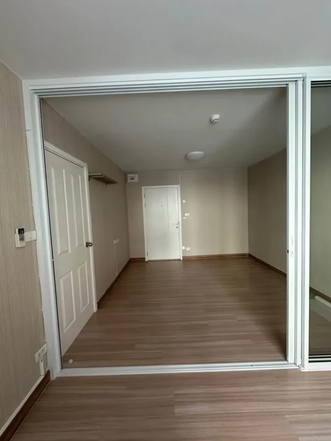 Selling Plum Condo Paholyothin 89. Unfurnished unit, perfect for those who love decorating. Don't miss this rare price, book now!
