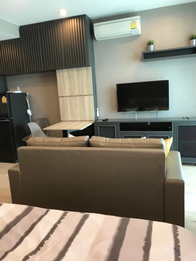 For rent IDEO Q Chula-Samyan, 35th floor, Fully Furnished, plus you can sleep and see beautiful city views. Enjoy this. Book quickly.