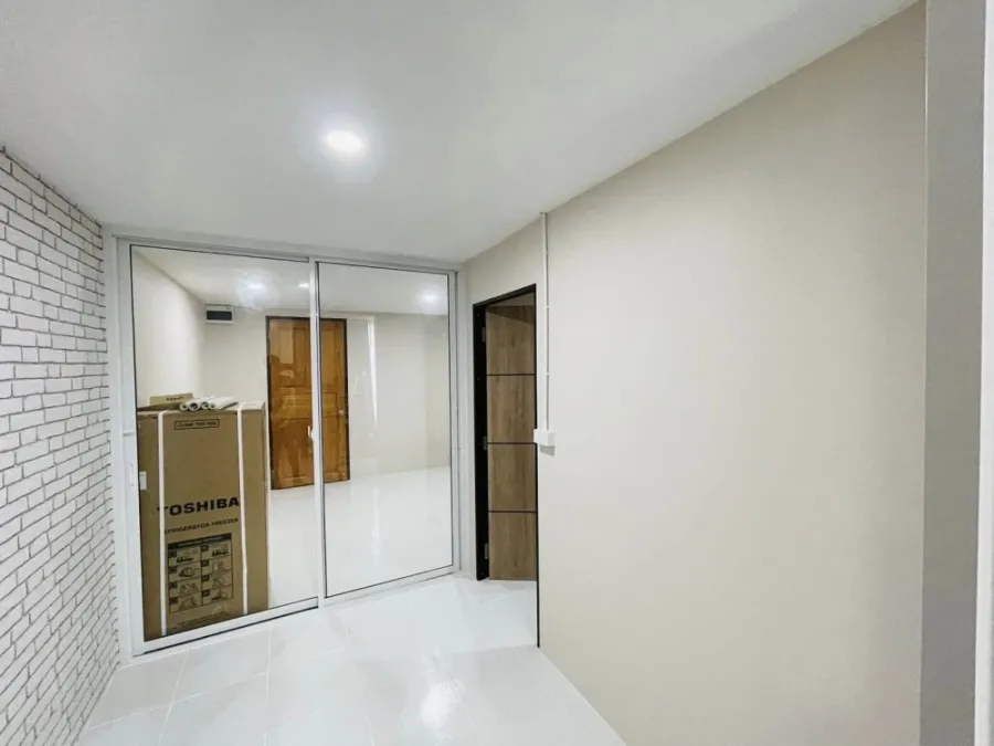 ขาย ให้เช่า แฮปปี้ คอนโด รัชดา 18 ชั้น8 ห้องกว้างขวางมาก กั้นเป็นสัดส่วน พร้อมเฟอร์ครบครัน อย่ารอช้า