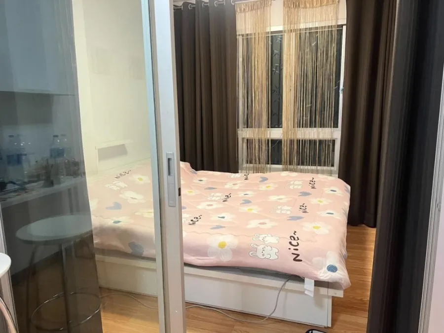 For sale: The Trust Residence Pinklao (Borommaratchachonnani). White room, comfortable to the eye, separated by glass partitions. Book now.