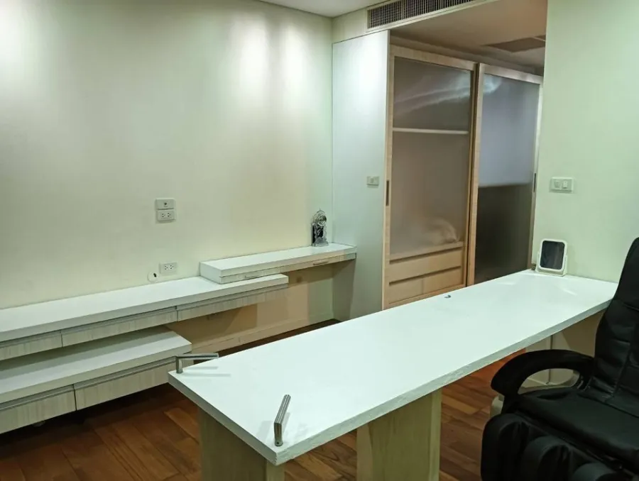 For sale: Amanta Lumpini, 8th floor, Rama IV Road view, large room, plenty of usable space, fully furnished, very worth booking.