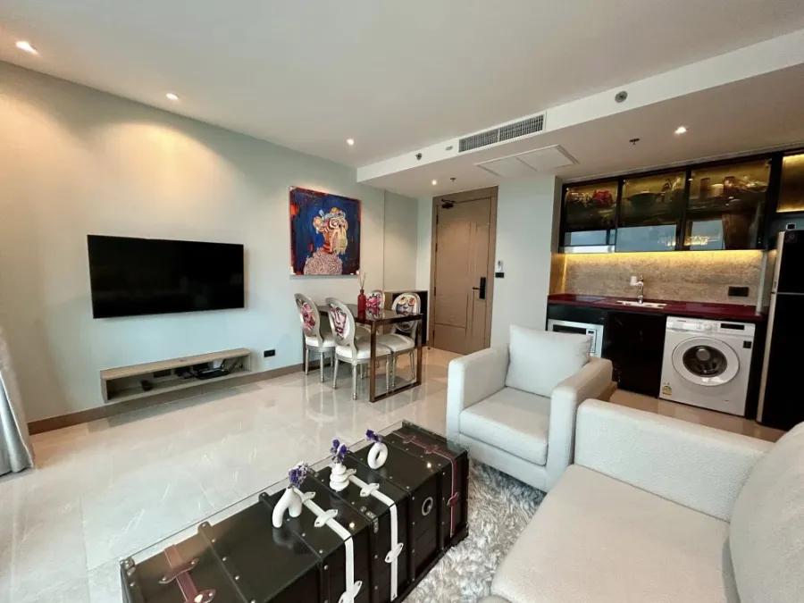 For rent: The Riviera Ocean Drive, spacious room with plenty of usable space, comes with a private Jacuzzi on the balcony, great location, book now!
