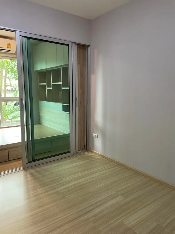 It has arrived. Plum Condo for sale, Chaengwattana. Nice room. Fully furnished. There is no building blocking the back. The wind blows all the time. B