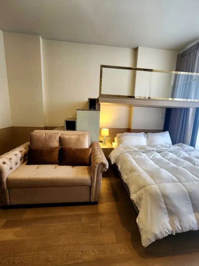 Selling a studio unit at Park Origin Phayathai, 10th floor. It features a loft bed, maximizing space, and is fully furnished and ready to move in.
