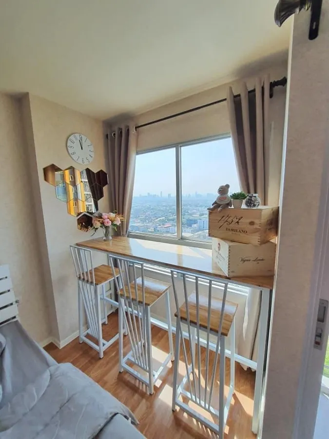 For rent Lumpini Ville Phatthanakan-Srinakarin. The city view is very beautiful. The room is nice and has wallpaper throughout the room. Don't miss it