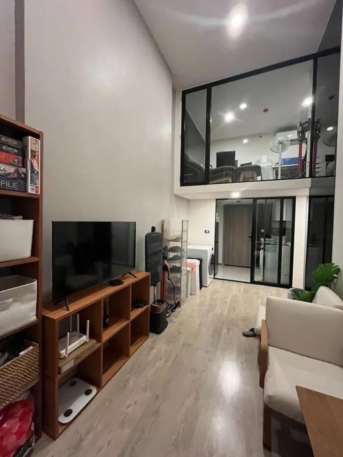 SOHO Bangkok Ratchada for sale, DUPLEX room, well decorated, Built-In, extremely beautiful, if you miss it you will regret it.