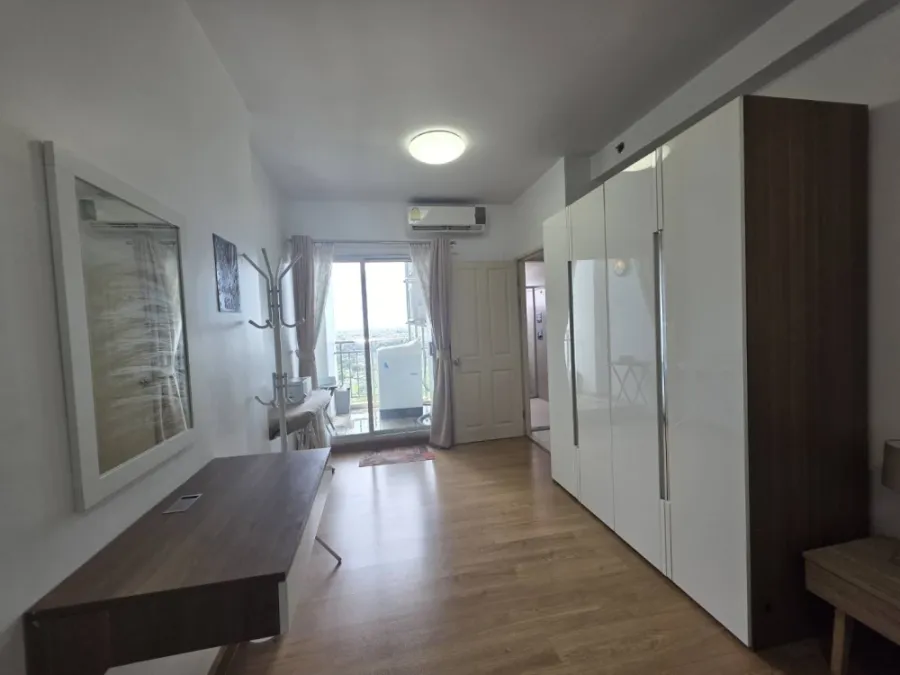 The room is in a very good position, not far from the elevator, not next to the garbage room, pool view, rent at Supalai Park Ratchaphruek-Phetkasem