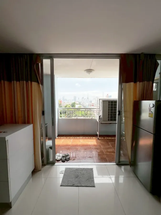 For rent: Ratchada City 18, spacious room with plenty of usable space, comes fully furnished and equipped with appliances. Hurry and reserve now!