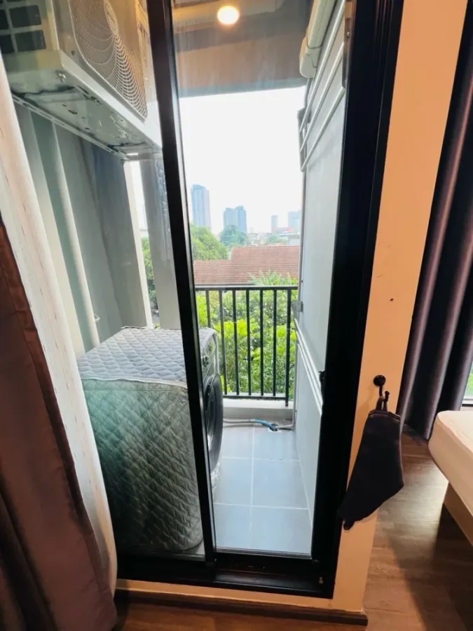 For rent: FLEXI Sathon - Charoen Nakhon, 4th floor, partitioned room, fully furnished. Book now!