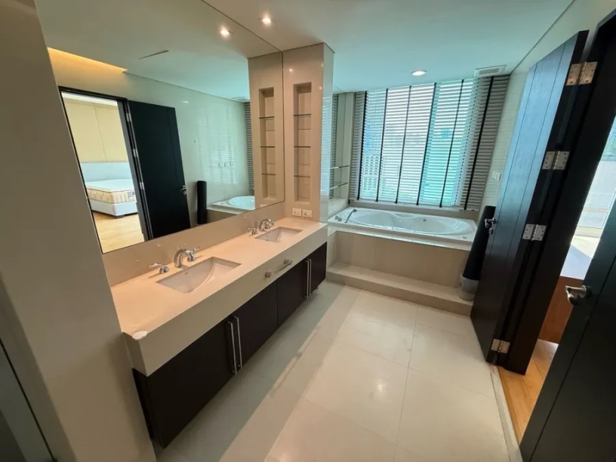 For rent: The Park Chidlom, 4th floor. Spacious and comfortable unit, fully furnished. Book now! (Quickly!)
