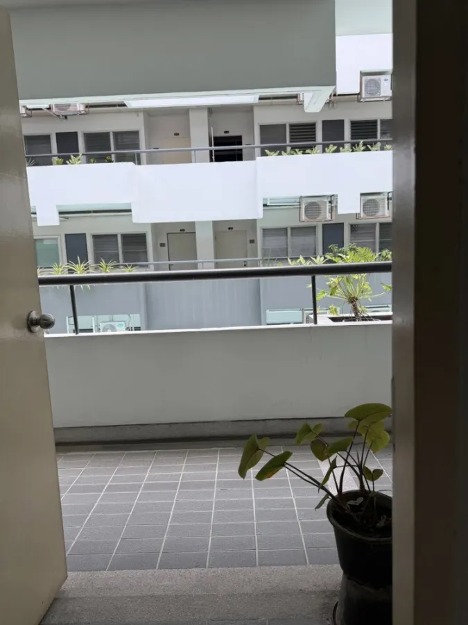 Selling a lovely unit at Garden Court, 3rd floor, fully furnished. Don't miss this great deal!