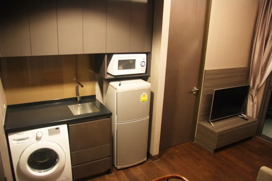 ให้เช่า The Lumpini 24 ห้องกั้นเป็นสัดส่วนอย่างดี พร้อมเตียง built-in สุดปัง อย่าช้า เข้าอยู่เลยย