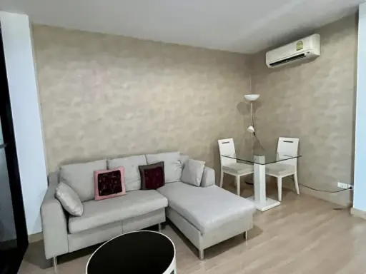 Condo for rent, Life @ Lat Phrao 18, decorated with wallpaper, east facing, high floor, reserve first, get in first.