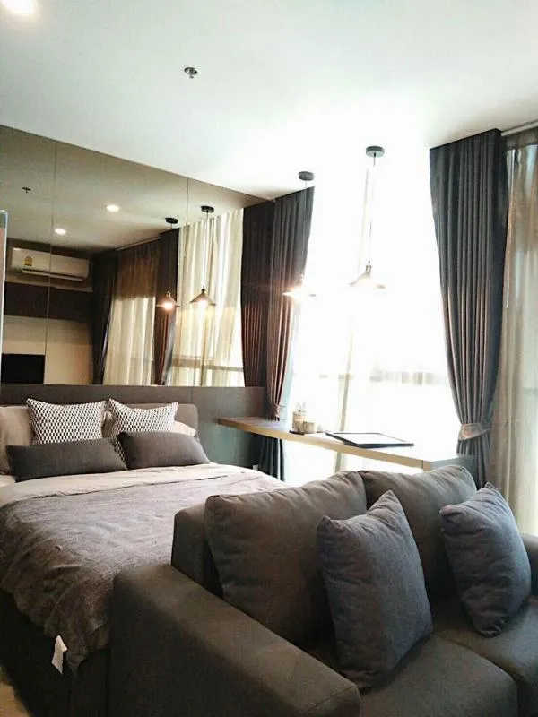 So beautiful, rent now, Noble Revolve Ratchada 2, pool view. There is only one bag, you can move in quickly.