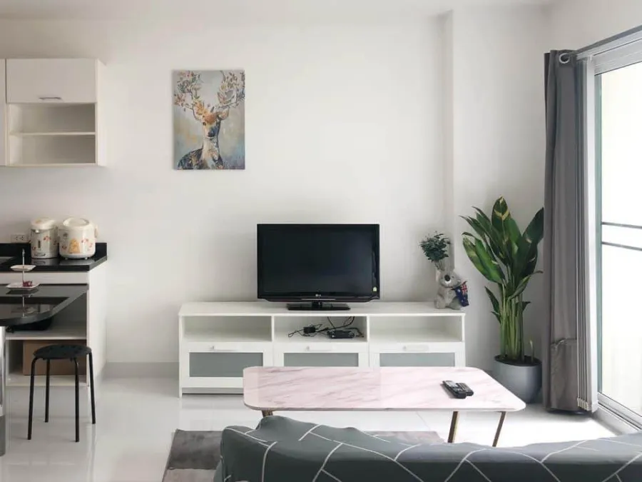 For rent, Phahon Metro, 3rd floor room, pool view, not hot, white room, clean, comfortable to the eye. You're already at ease. You can't miss it. Book