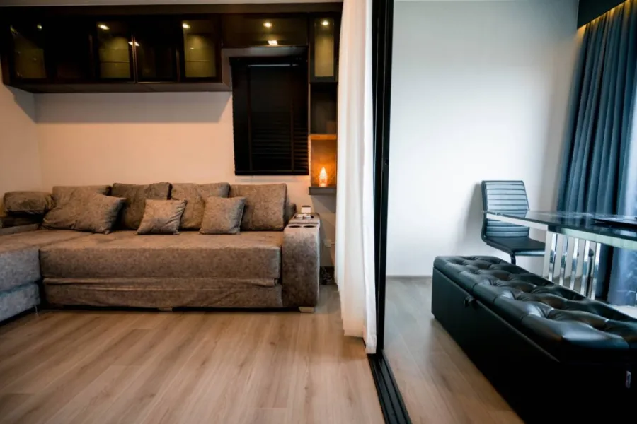 Condo for sale, The Politan Rive, corner room, size 31 sq.m., 42nd floor, fully furnished. You can bring your bags in.
