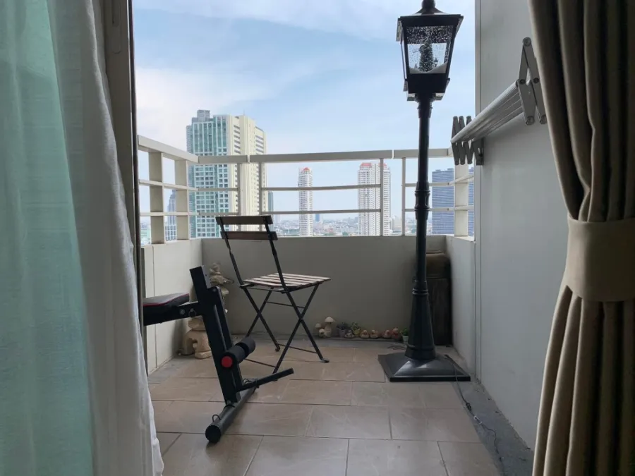 For sale/rent The Lighthouse Sathorn-Charoen Nakhon Decorate the room in loft style, 17th floor, high view, convenient, all in one place. Book now.