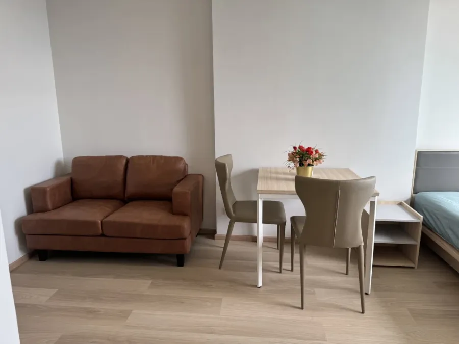 For rent: Ideo O2 condo, studio unit, 15th floor, high floor with stunning views. Fully furnished. Book now!