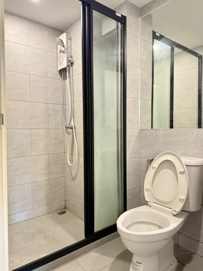 For rent: Galileo Ratchada 32, a lovely room with beautiful wallpaper. Don't miss out on this great deal.