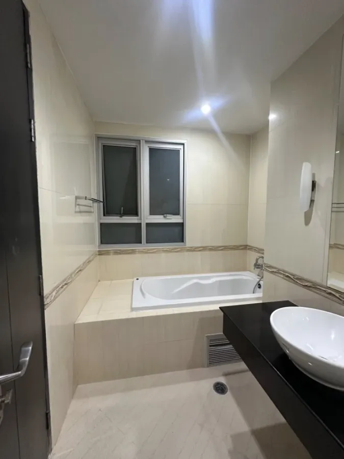 For rent: The Address Siam, 8th floor, large 2-bedroom, 2-bathroom unit with locked parking space. Don't miss out!