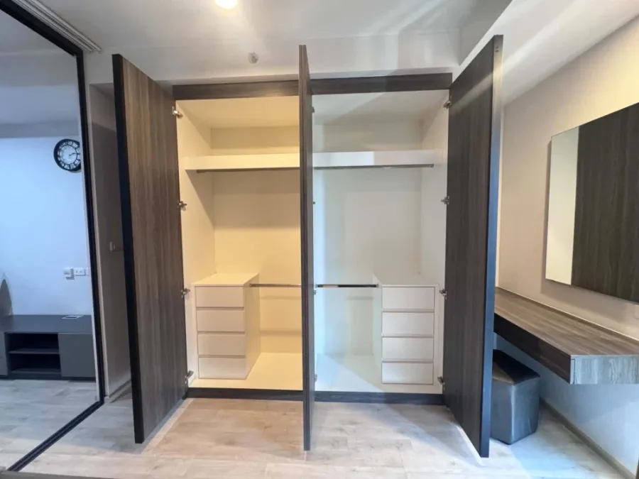 Selling a unit at Ideo Ratchada-Sutthisan. The balcony has an unobstructed view, no buildings blocking the view, quiet and peaceful. No direct sunligh