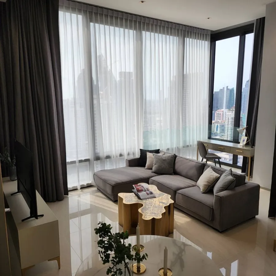 Condo for sale: Ashton Silom, decorated with luxurious built-ins, comfortable bed, wide sofa. Buy first, own first.