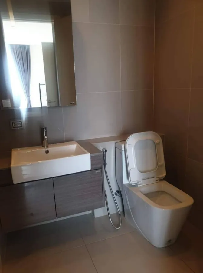 For rent Quinn Ratchada 17, corner room, city view, with comfortable bed, comfortable sofa, good to sit like this, you need to reserve.