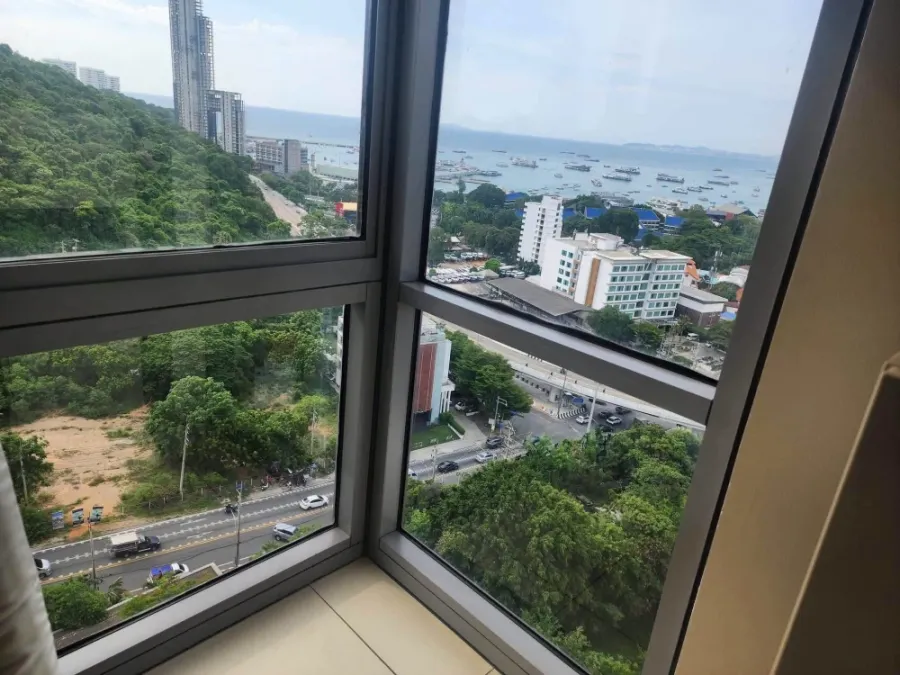 Selling Unixx South Pattaya, 2 bedrooms, great location, spacious living area, beautiful views. Book now!
