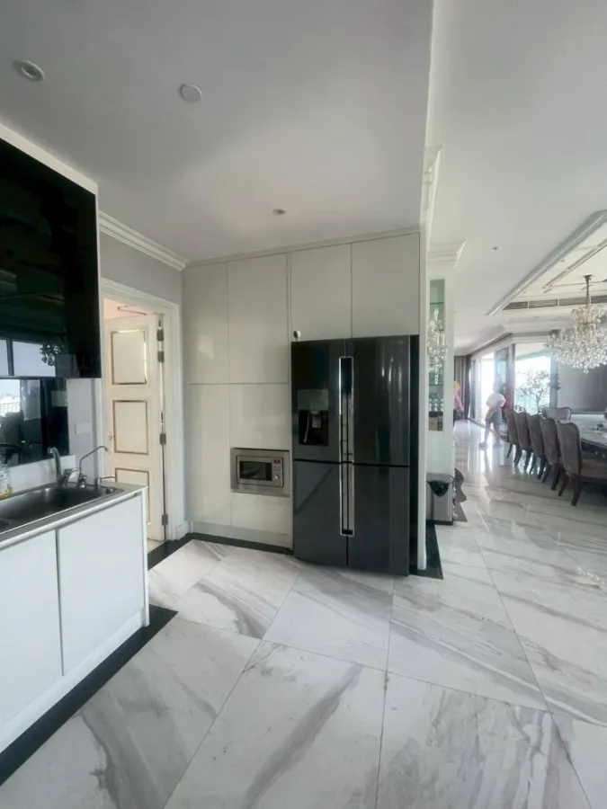 For rent or sale:Q Asoke,penthouse room,very large,very high floor,decorated as luxuriously as a 5-star hotel. Book now and you won't be disappointed.