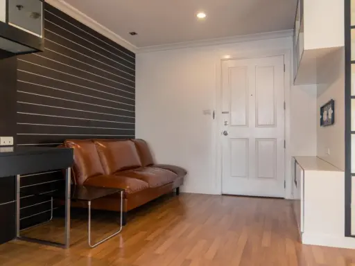 For rent, Lumpini Place Rama 9-Ratchada, 24th floor, fully furnished, Buit-in throughout the room, comfortable leather sofa, if interested, reserve no