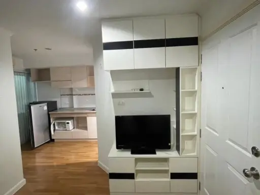 Condo for rent, Lumpini Place Ratchayothin, 17th floor, beautiful room, good view, carry only one bag, you can move in.