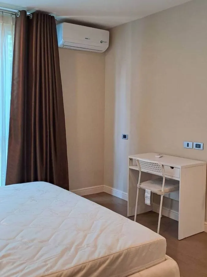 For rent: The Crest Sukhumvit 24, spacious room, comfortable to live in, complete with furniture and electrical appliances. Hurry and reserve now.