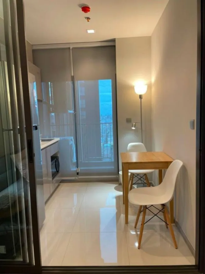For rent Life Asoke-Rama 9, the room is very spacious, plus the new interior, fully furnished, you can carry your bag and move in.