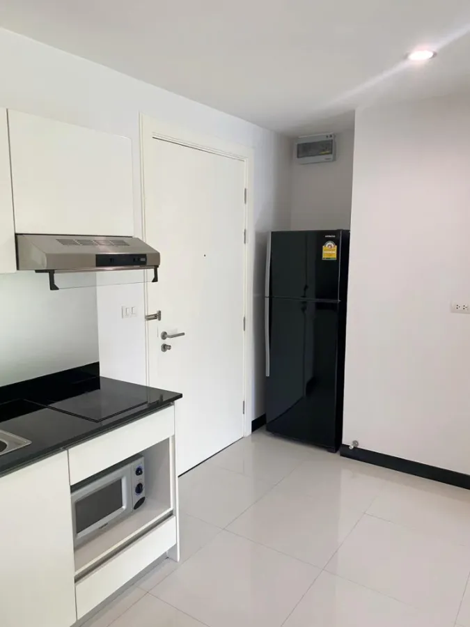 Sell and rent Voque Sukhumvit 16, very spacious room decorated in clean white tones. The price is very pocket-friendly. Must book now.