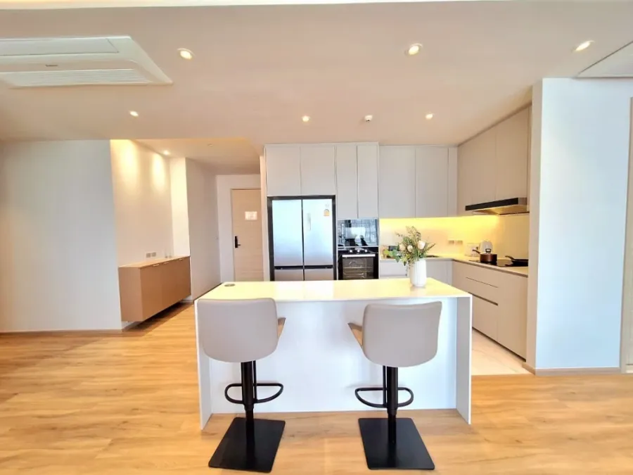 Bearing Residence for rent, spacious room, lots of usable space, great price, hurry and book now.