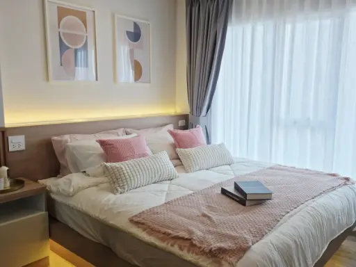 For rent: Regent Home Bangna project, special unit with wide frontage, high-quality built-in furniture. Book now, don't wait!