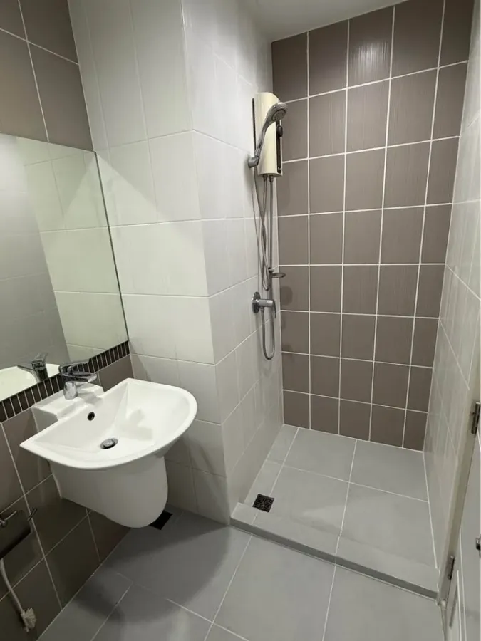Selling high-floor unit at The Stage Taopoon Interchange. Nice and fully furnished. Book now!