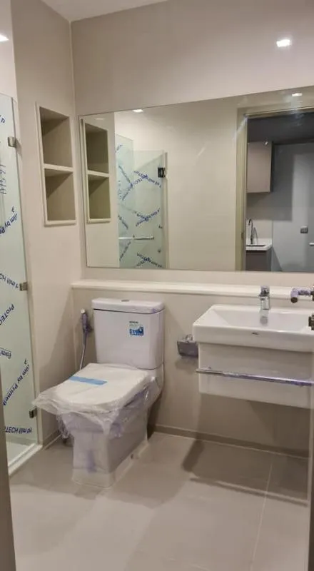 For rent Life Ladprao, this room has a great view. The interior is being refurbished, next to BTS, convenient to travel, book now, don't miss it!