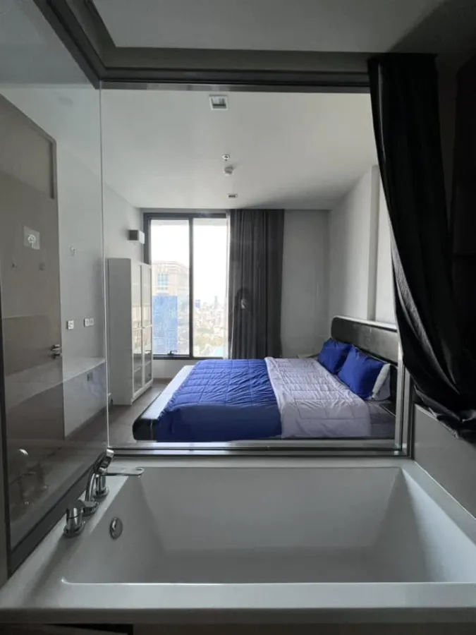 Condo for sale, The Esse Asoke, with a balcony, fully furnished, beautiful room, near the BTS, can't miss it.