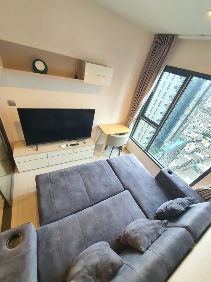 For rent, Life Asoke-Rama 9, 36th floor, beautiful city view, simple decorated room. Fully furnished, separate kitchen, book now.
