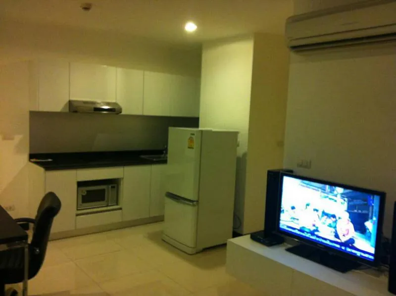 For rent voque sukhumvit 16 fully furnished Private washing machine, not hot room, cheap rental price, ready to move in.