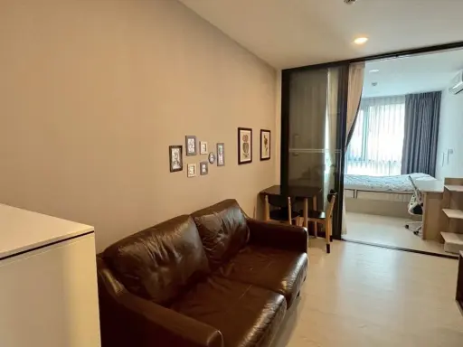 For rent: Knightsbridge Phaholyothin-Interchange, Building B, 6th floor, wallpaper all over the room, hurry and grab it now!