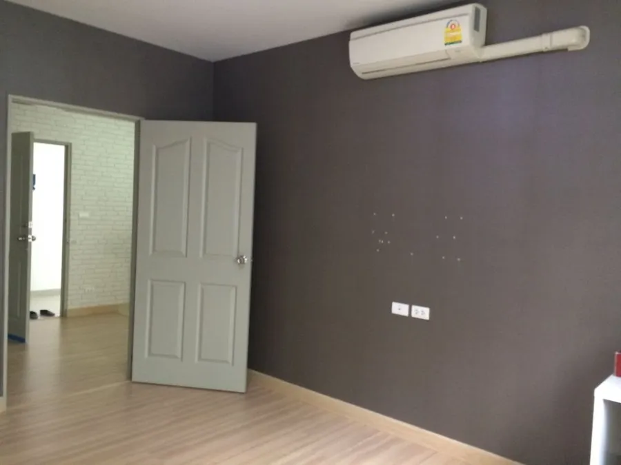 For sale: The kith condo Chaengwattana, 2nd floor, corner room, room with good wallpaper. Don't miss it, hurry to be the owner!1