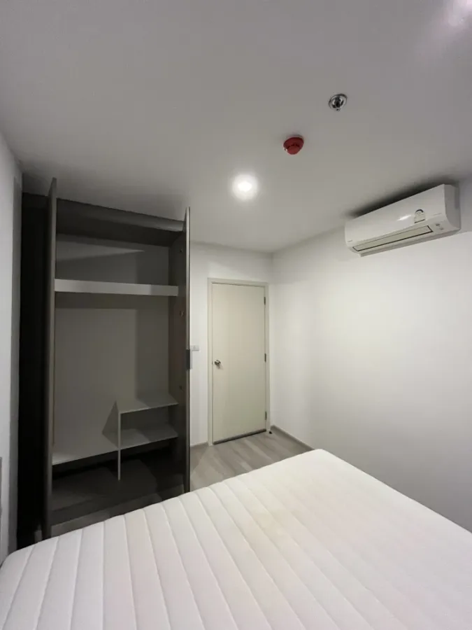For sale/rent: Elio Sathorn-Wutthakat. A lovely unit in a great location with stunning city views from a high floor. Book now!