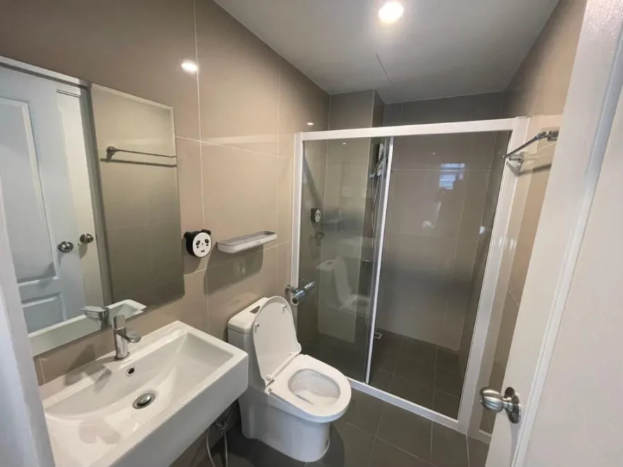 For rent: The Indeed Condo Amata, 4th floor, great view of the pool. The room is well decorated, low price, book now.