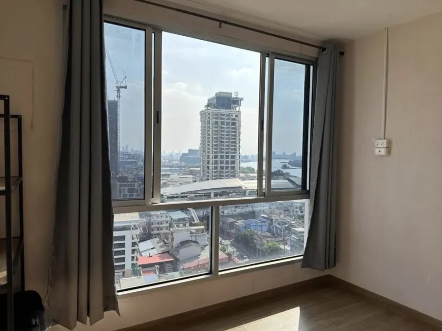 For sale: The Tree Bang Pho Station, with a full view of the Chao Phraya River bend. The room is not attached to anyone, quiet, no noise. Interested?