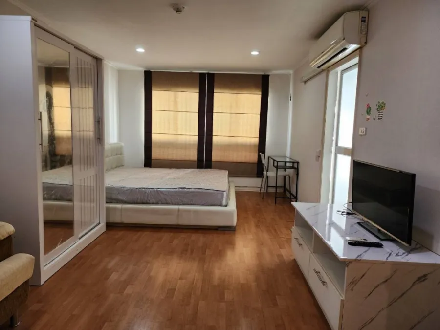 For rent, Lumpini Ville, Cultural Center, STUDIO room, 6th floor, comes with full furniture. If you don't reserve, you'll miss a lot.