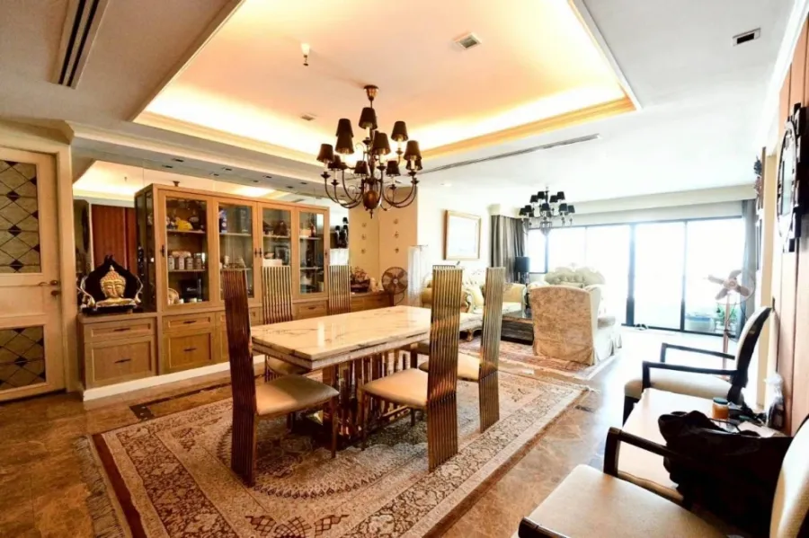 Urgent sale, Sathorn Gardens, large room, comfortable living, plenty of usable space, fully furnished, ready to move in with just your suitcase.